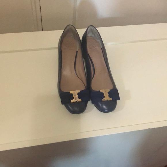 Navy Blue Leather shoes with Bow on the front - Picture 2 of 6